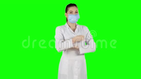外科护士摘下口罩微笑绿色屏幕视频的预览图