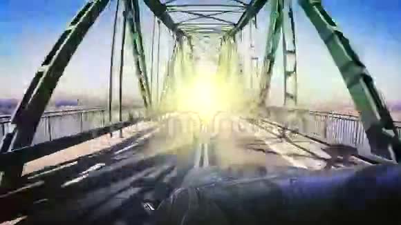 在桥上激烈的比赛两个疯狂的司机在致命的正面撞车视频的预览图