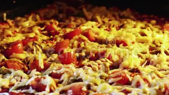 披萨在烤箱中完全加热烘烤的时间间隔4公里视频的预览图