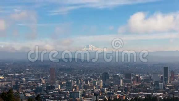 时间的流逝云和蓝天覆盖雪覆盖的山罩和城市景观的波特兰或4kUHD视频的预览图