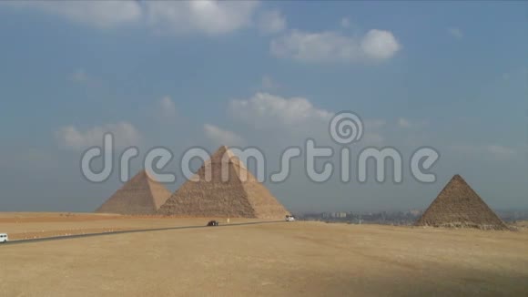 埃及的吉萨金字塔汽车经过视频的预览图