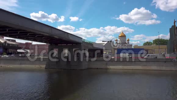 从Patriarshy桥下观看救世主基督大教堂视频的预览图