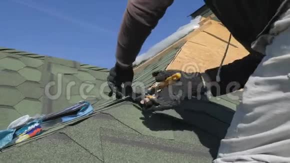 光滑的屋顶住宅房屋屋顶修缮安装软瓷砖部分替换视频的预览图