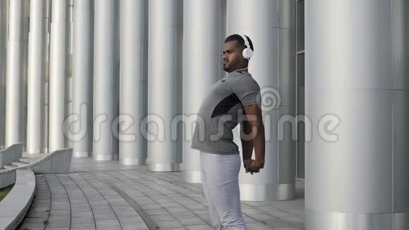 运动服装中的强壮英俊的男性在健身训练前肌肉弯曲视频的预览图