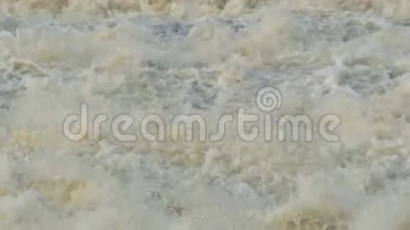瀑布肆虐溪流慢动作视频的预览图