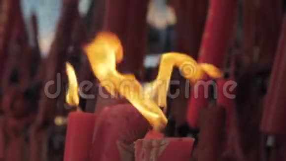 中国苏州2018年10月10日佛教寺庙燃烧蜡烛的特写视频的预览图
