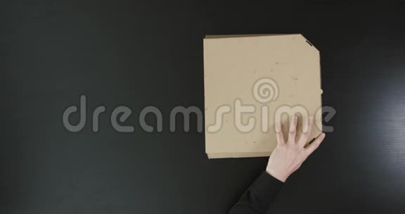 男人手上的特写镜头正在用披萨打开盒子朋友们正在把它拿走视频的预览图