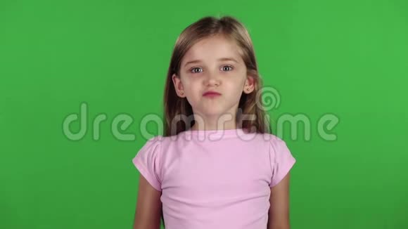 孩子很生气她很紧张绿色屏幕慢动作视频的预览图