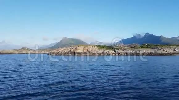 从洛福顿群岛沿岸游艇上可以看到鳕鱼干燥金字塔视频的预览图