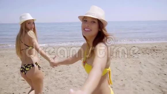 两个年轻女子在沙滩上玩耍视频的预览图