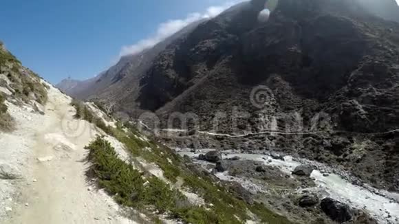 喜马拉雅山河谷的河流视频的预览图