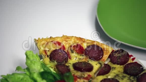 美味的披萨在盘子里一个女人用毛巾擦盘子视频的预览图