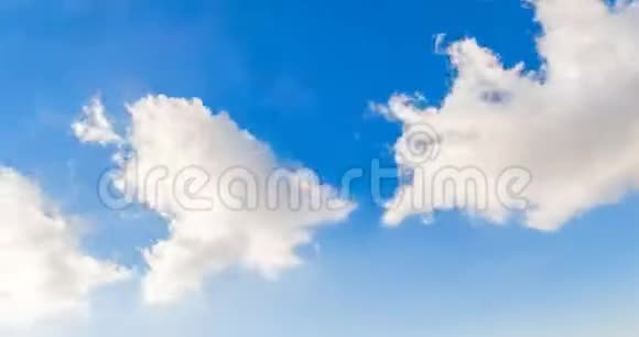 蓝天上的一圈白云时间流逝视频的预览图
