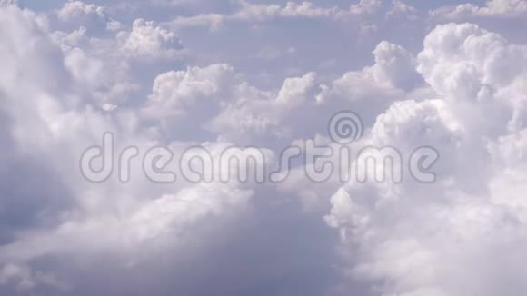 天空中的白云近在咫尺视频的预览图