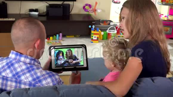 带着父母看平板电脑相册的小孩视频的预览图