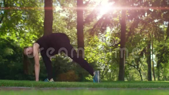 女训练心情好女人在向前倾斜公园的太阳耀斑视频的预览图