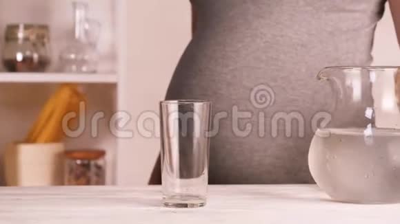 厨房里的孕妇视频的预览图