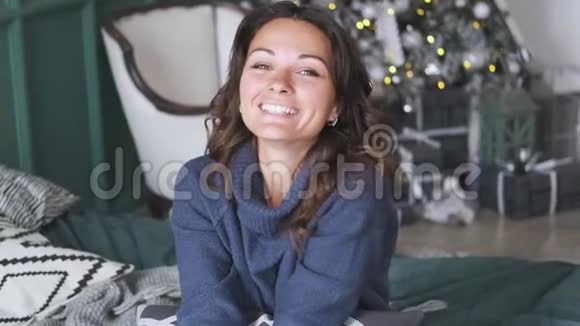 一个年轻的女人在圣诞节的室内睡觉一个家庭的节日的室内视频的预览图