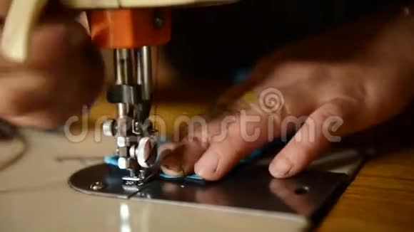 女缝纫在车间的机器上视频的预览图