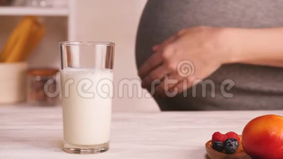 厨房里的孕妇视频的预览图