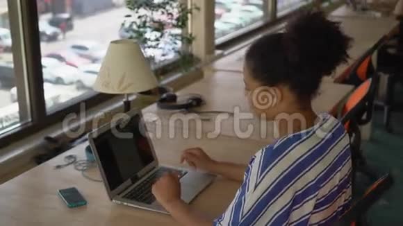 妇女穆拉托工作场所可以看到街景视频的预览图