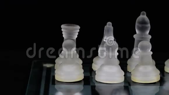 玻璃棋子摆在棋盘的另一边视频的预览图