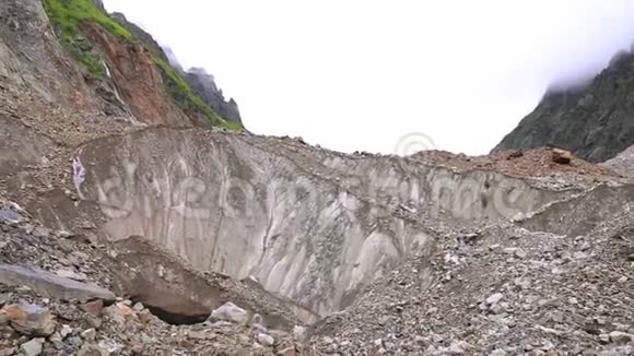 高加索山脉Chalaadi冰川附近的河流视频的预览图