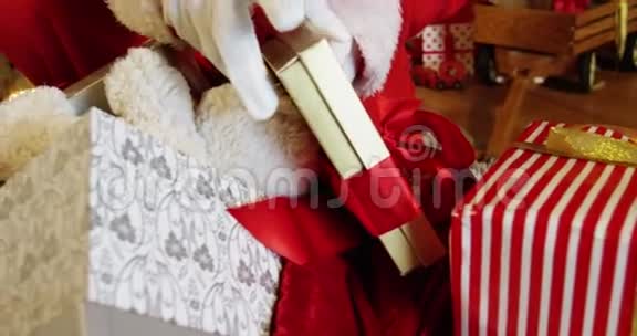 圣诞老人从袋子里取出礼品盒视频的预览图
