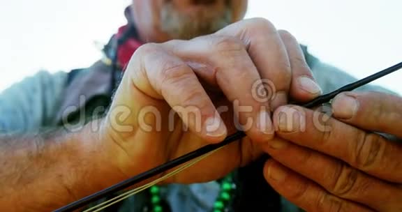 渔人在钓竿上放新绳视频的预览图