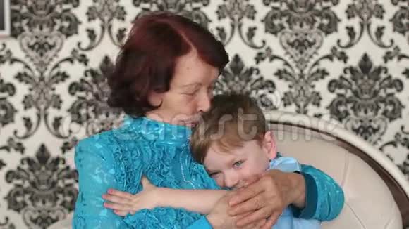 快乐的祖母拥抱她的孙子视频的预览图