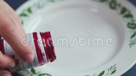 艺术家形成一个调色板从罐子里倒出红色的颜料视频的预览图