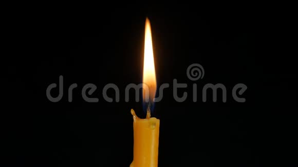 燃烧着黑色背景的蜡烛视频的预览图