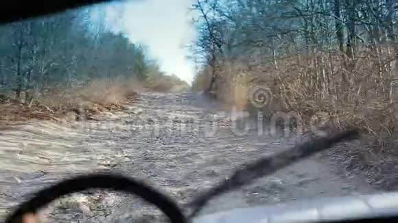 驾驶越野老式车辆稳定摄像头在车里视频的预览图