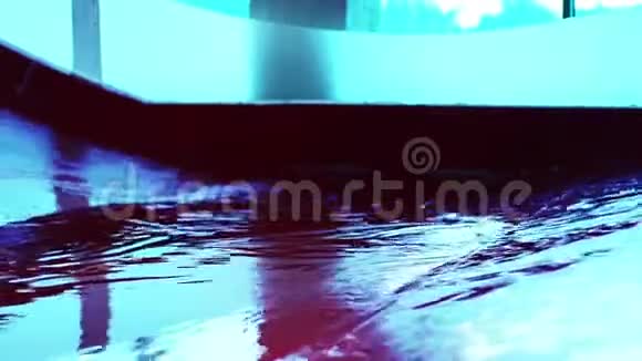 水上乐园的红水滑梯和水池视频的预览图