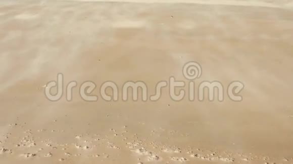 风在沙漠沙丘上移动沙子视频的预览图