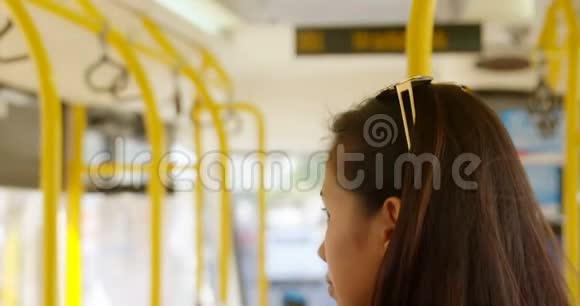 乘公共汽车旅行的少女视频的预览图