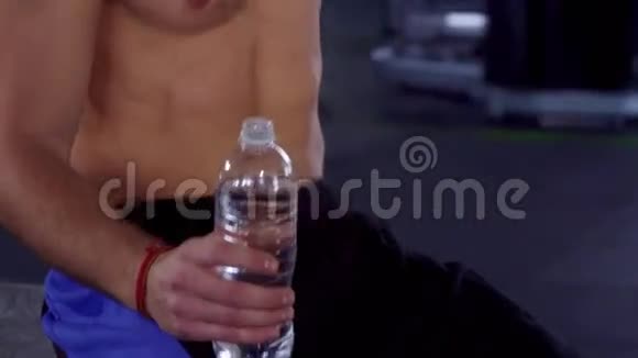 人在健身房喝水视频的预览图