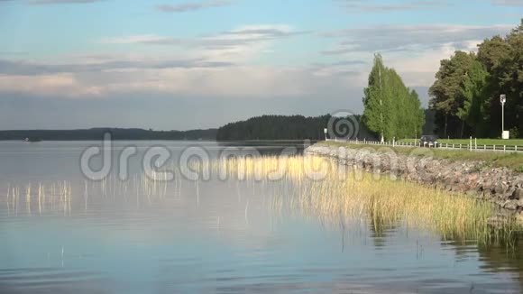 六月傍晚在图纳安萨米湖的路上芬兰视频的预览图