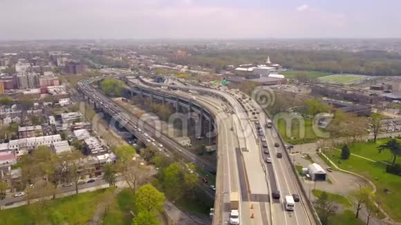 纽约市布鲁克林区维拉扎诺比奇立交桥的鸟瞰图纽约哈德逊河上方视频的预览图