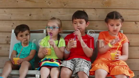 孩子们喝橙汁视频的预览图