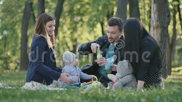 瑞典家庭小儿子在公园的封面上放松视频的预览图