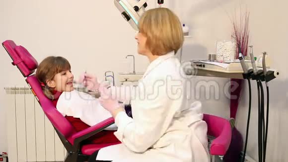牙医检查牙齿视频的预览图