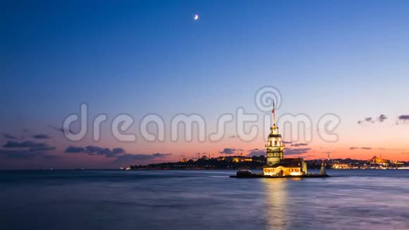 少女塔或KizKulesi夜间在伊斯坦布尔Bosphorus上乘坐浮动旅游船的时间推移视频的预览图