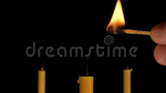 燃烧着黑色背景的蜡烛视频的预览图