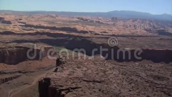 红岩悬崖和科罗拉多河的空中拍摄视频的预览图