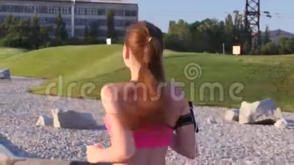 晨跑道跑女在公园跑步视频的预览图