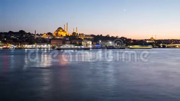 伊斯坦布尔城市景观的时间推移视图Suleymaniye清真寺旅游船在Bosphorus夜间漂浮视频的预览图