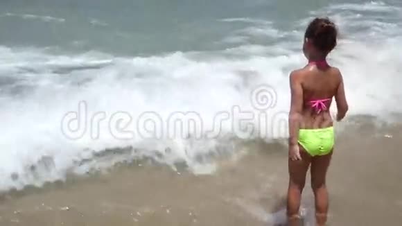 在海沙滩玩耍的儿童热带异国海上海岸线上的小女孩视频的预览图