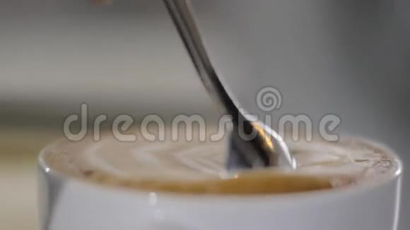 一杯咖啡用勺子搅拌视频的预览图