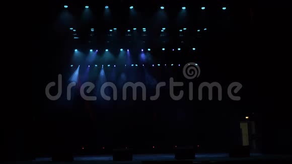 一场摇滚音乐会的灯光模糊舞台灯光视频的预览图